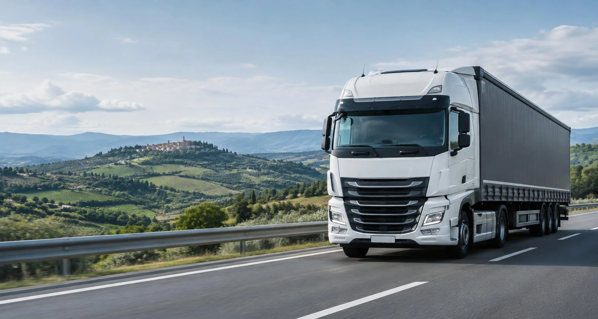 Camion per trasporto merci su una strada italiana